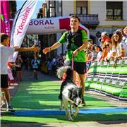 Soy una persona apasionada por la enseñanza siendo capaz de impartir cualquier materia de primaria y sobre todo las Matematicas